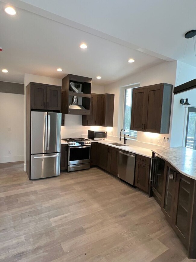 Foto del edificio - FULLY FURNISHED 2 BED, 1.5 BATH W/ GARAGE
