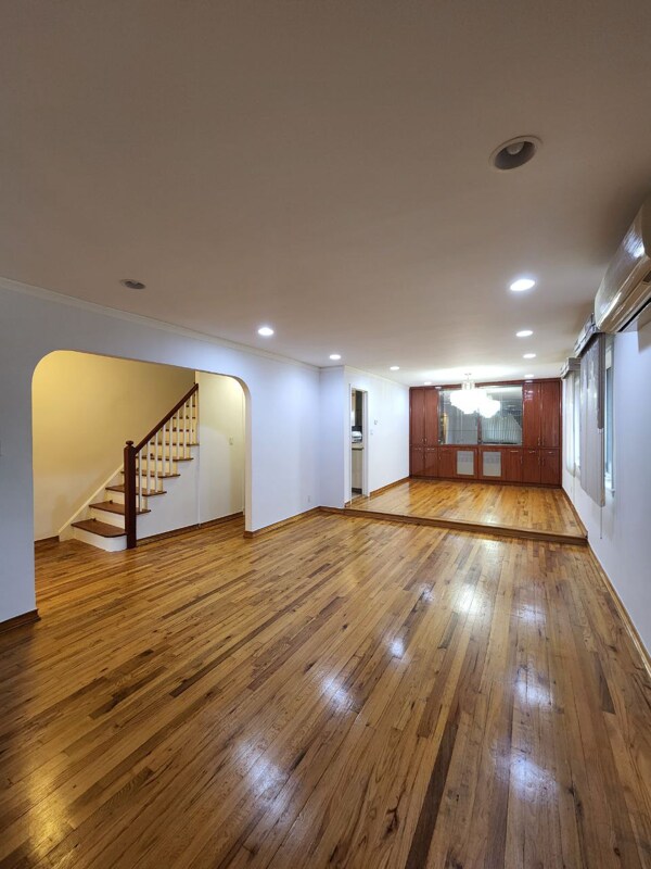 Building Photo - 166-5 81st Ave