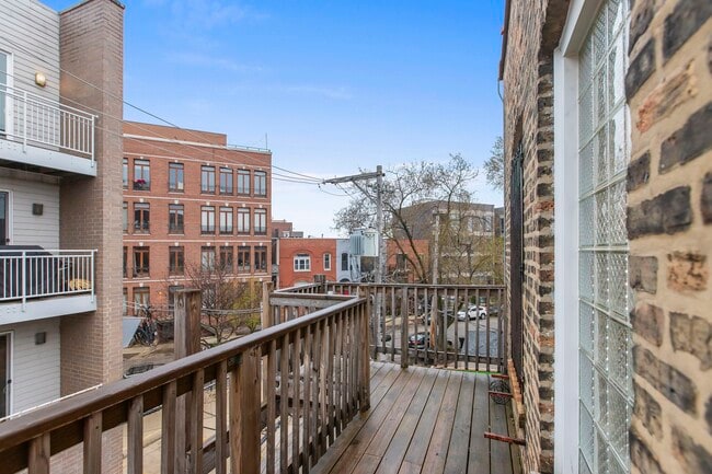 Building Photo - 2348 W Moffat St