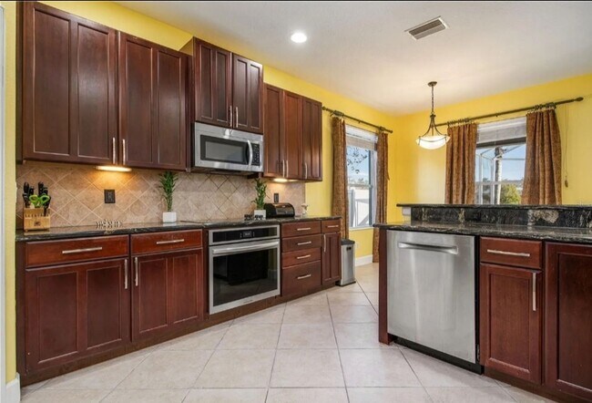 Foto del edificio - NORTH PORT - Rare Waterfront 4 bedroom poo...