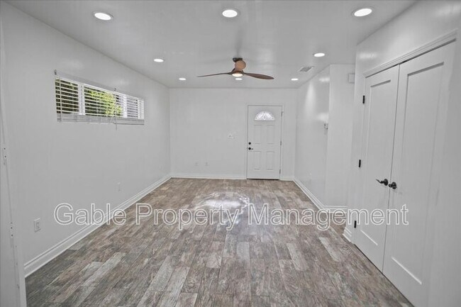 Foto del edificio - 24403 Newhall Ave