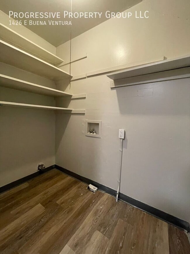 Building Photo - 1426 E Buena Ventura St