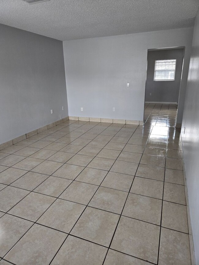 Building Photo - Central Lakeland Duplex