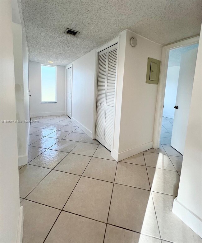 Building Photo - 304 Racquet Club Rd