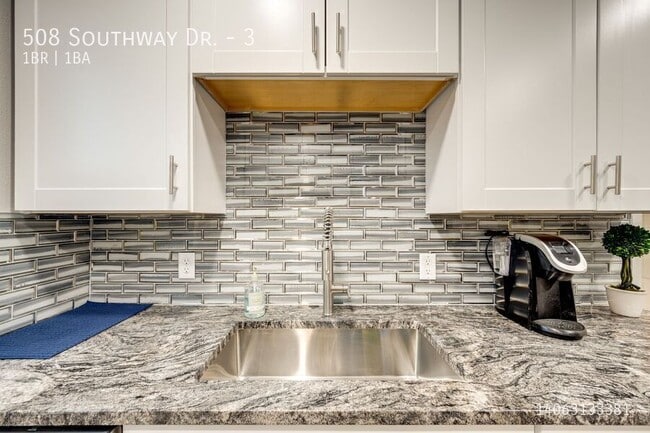 Building Photo - 508 Southway Dr