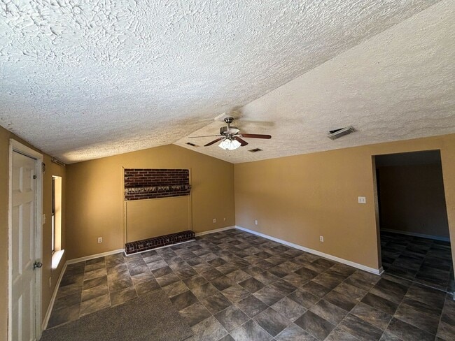 Building Photo - 1026 E Chestnut Ave