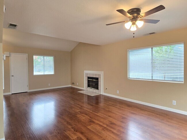 Foto del edificio - Spacious 2-Story Townhome, Updated Kitchen...