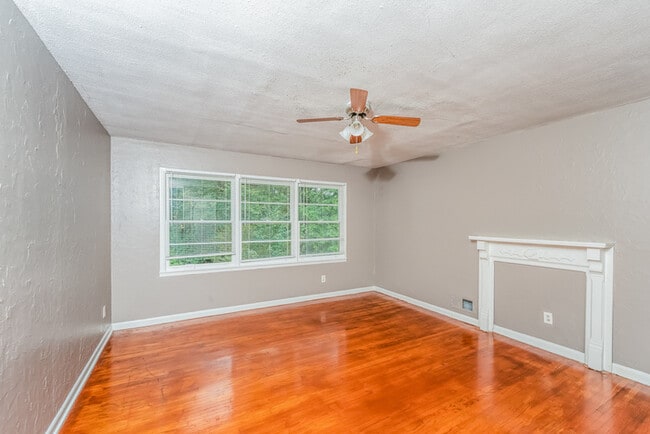 Building Photo - 825 Park Dr