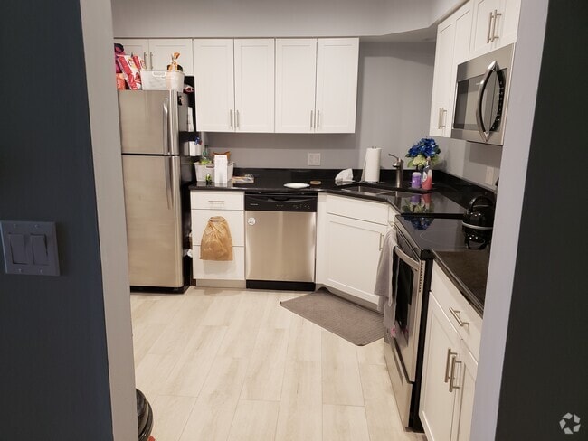 Building Photo - 1002 Castilian Ct
