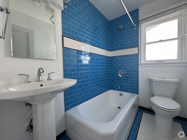 Building Photo - 554 E Cypress Ave