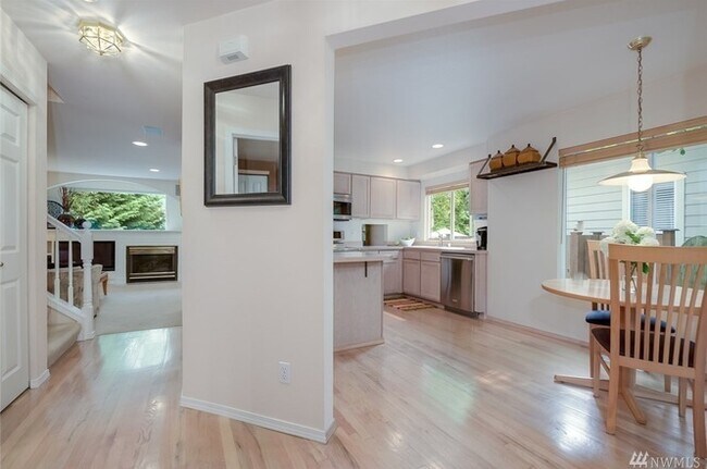 Foto del edificio - Elegant 3-Bedroom Home with Private Deck & Greenbelt Views!