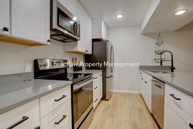 Building Photo - Charming 2-Bedroom Condo in Genesee!