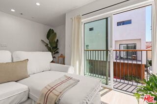 Building Photo - 621 1/2 North Mariposa Avenue, Los Angeles, CA 90004 - 3 BR 4 BA house