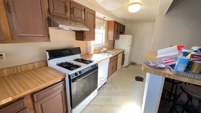 Building Photo - 2 Bedroom/1 Bath with extra large yard in ...