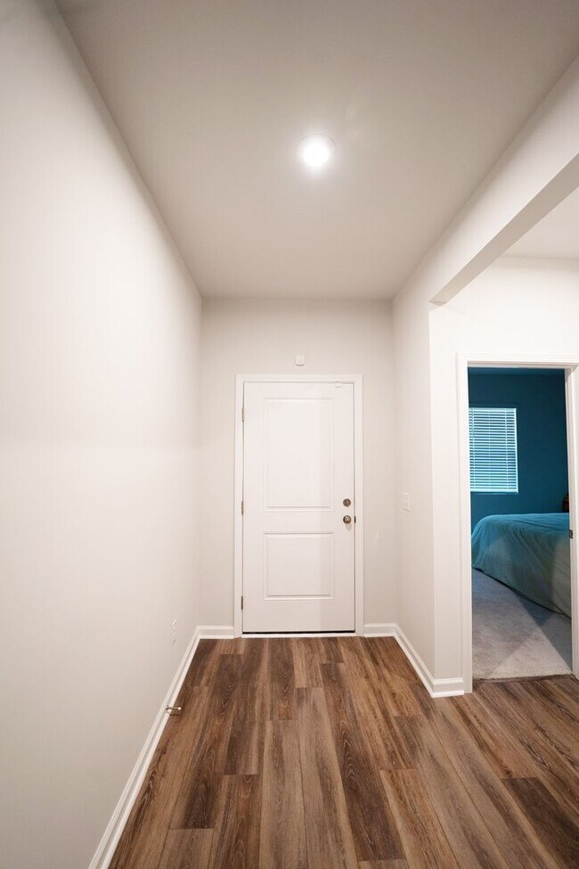 Foto del edificio - Coming Available!