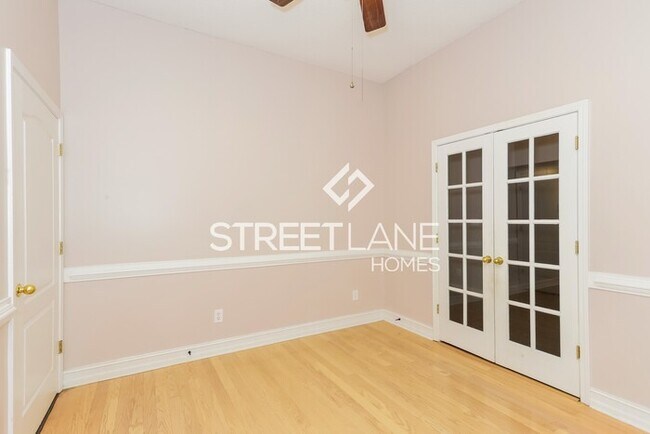 Foto del edificio - REDUCED! - NOW OFFERING FIRST FULL MONTH F...