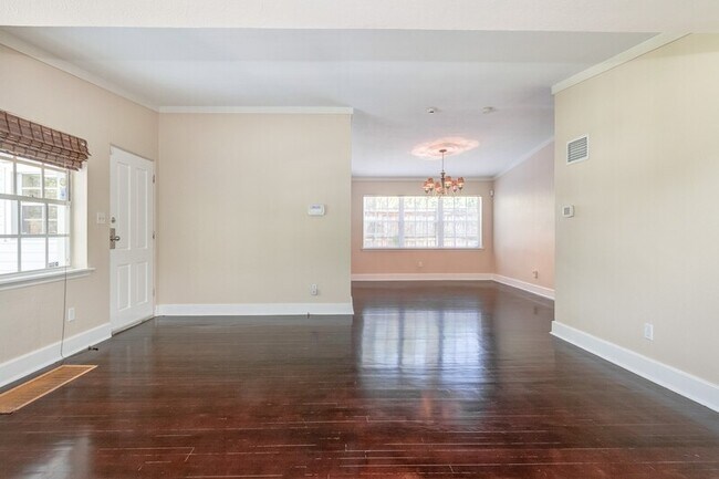 Building Photo - 1141 Valencia Ave