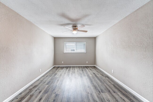 Building Photo - 523 Spring Dr