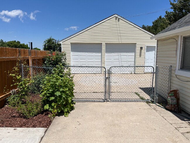 Building Photo - 747 12200 S
