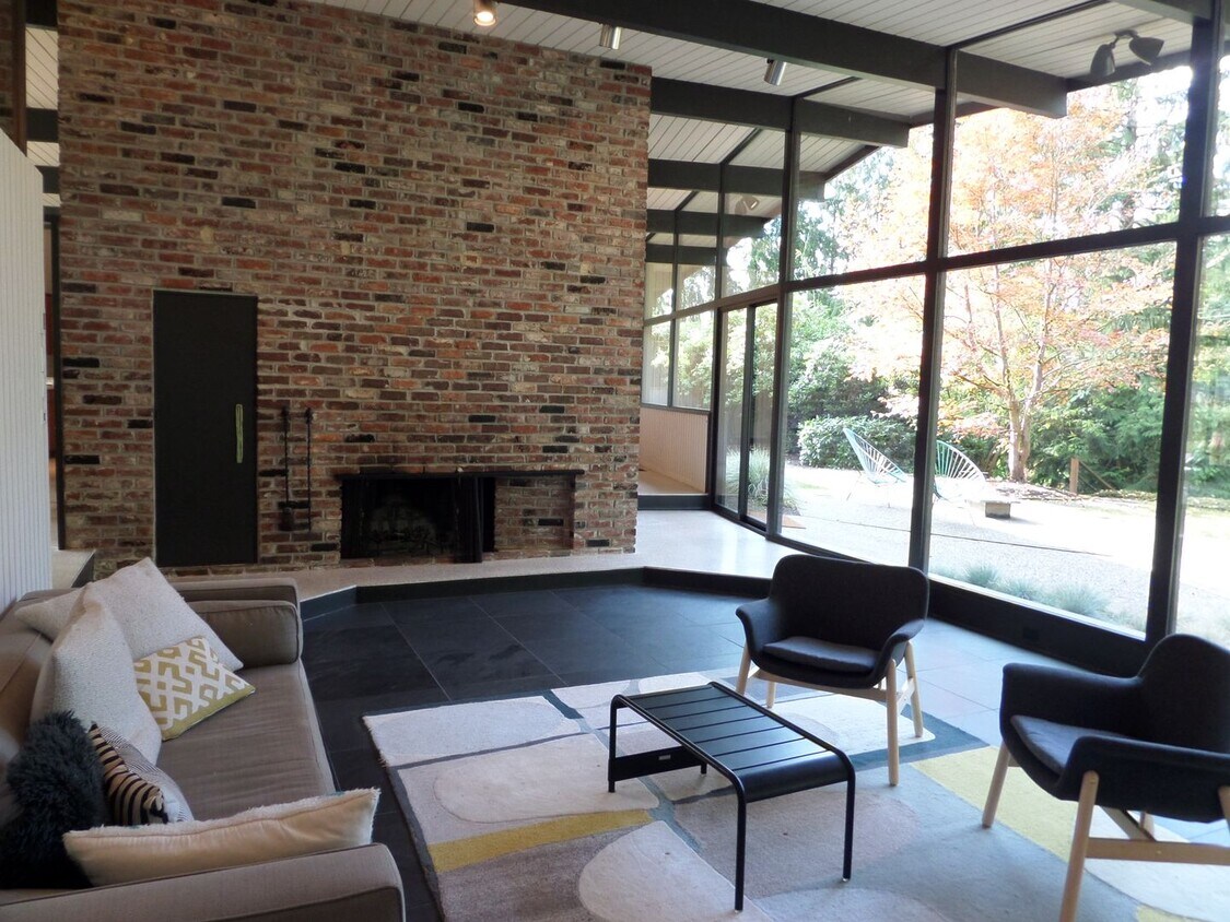 Primary Photo - NEW PRICE!! Incredible 3-Bedroom Mid-Centu...