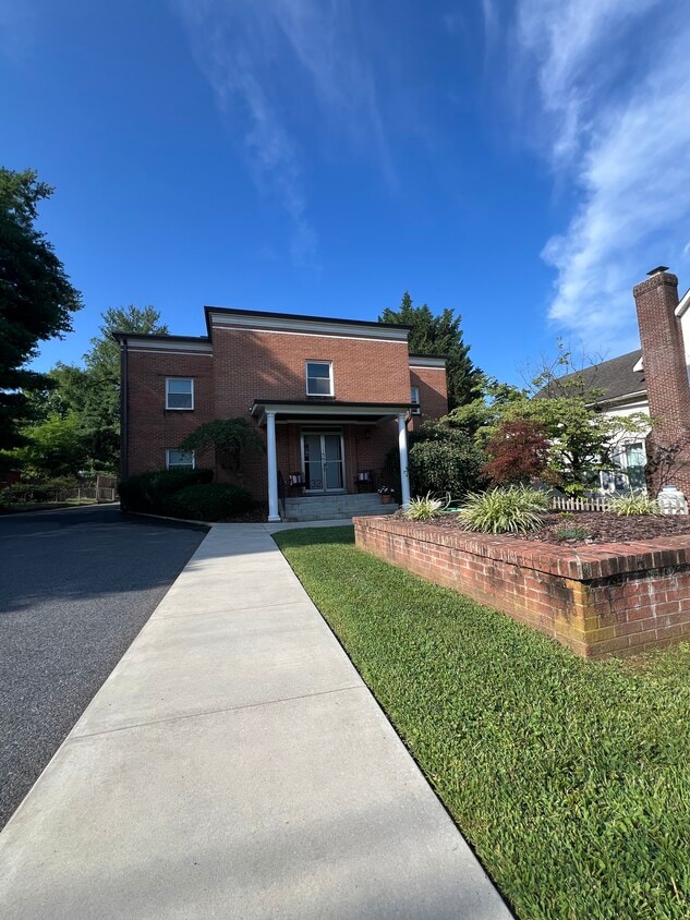 Primary Photo - 32 E Main St