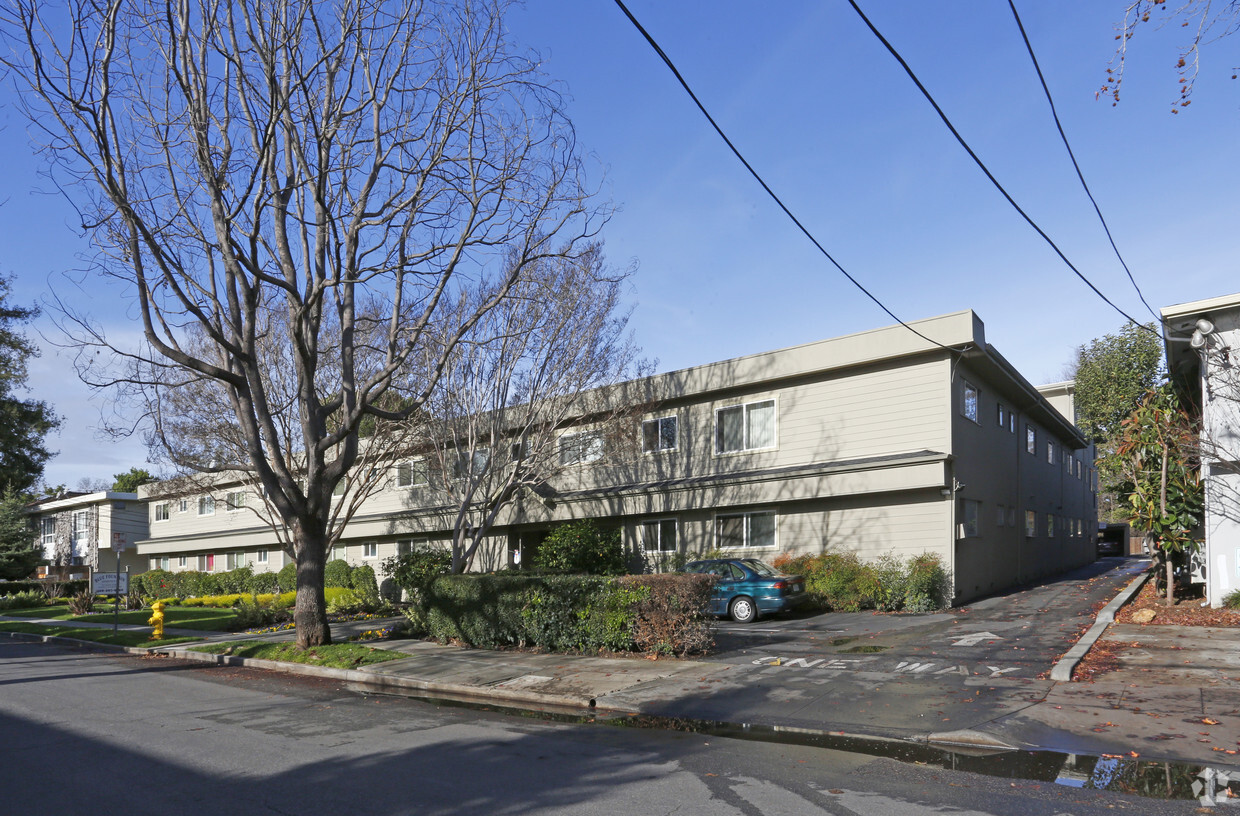 Building Photo - Blue Fountain Apartments