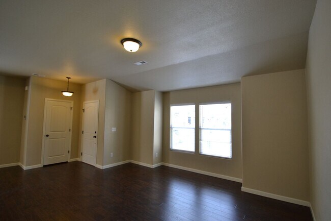 Foto del edificio - Available Now! 3 Bedroom 2.5 Bathroom Town...