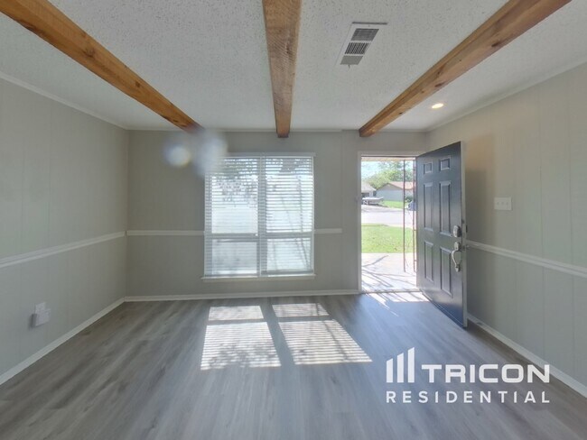 Building Photo - 808 SW Hillside Dr