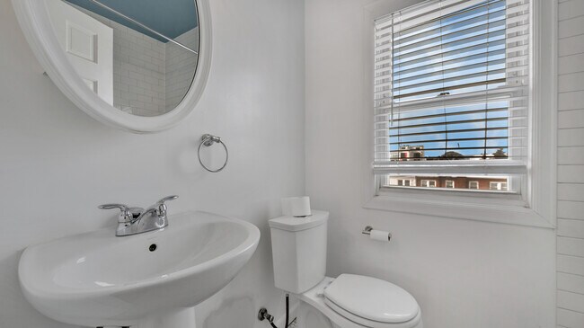 Building Photo - 840 21st St NE