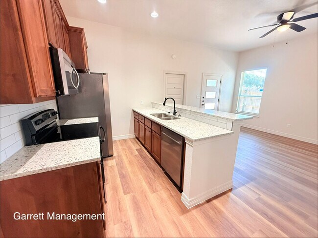 Building Photo - 207 N Ridge