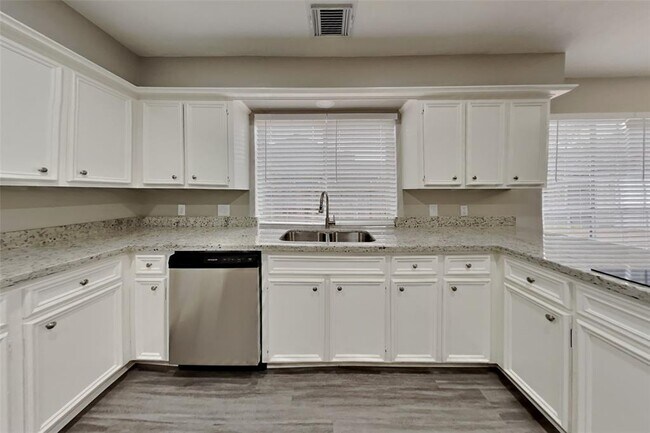 Foto del edificio - 16019 Ridge Park Dr