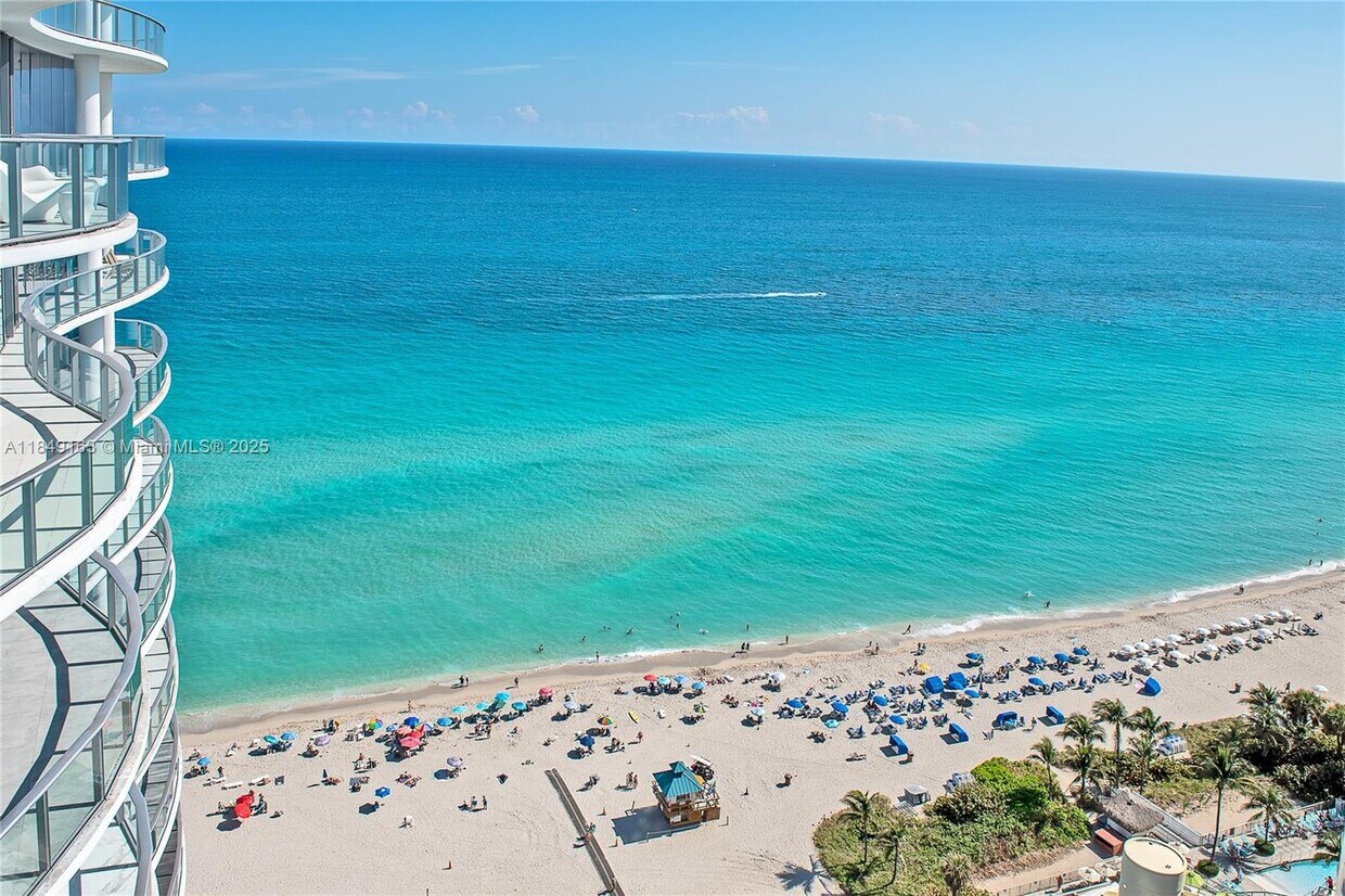 Foto principal - 17475 Collins Ave