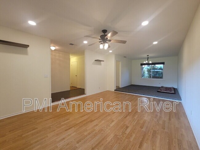 Foto del edificio - 8387 La Riviera Dr