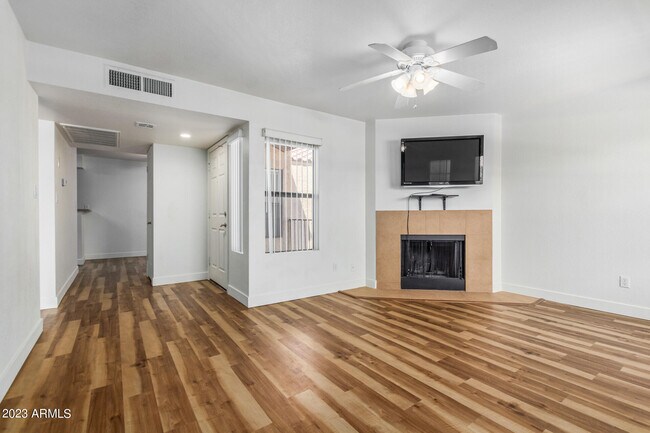 Foto del edificio - 8787 E Mountain View Rd