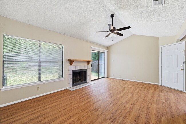 Foto del edificio - Renovated Single-Story with Greenbelt Views