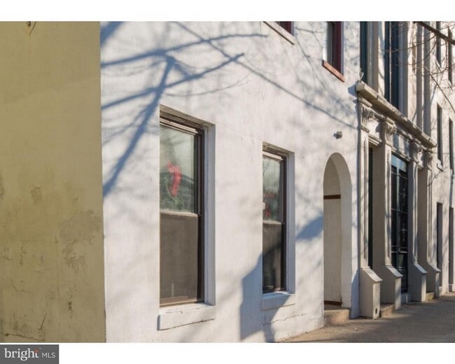 Building Photo - 415 S 11th St
