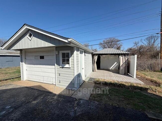 Foto del edificio - 8015 Aline Ave