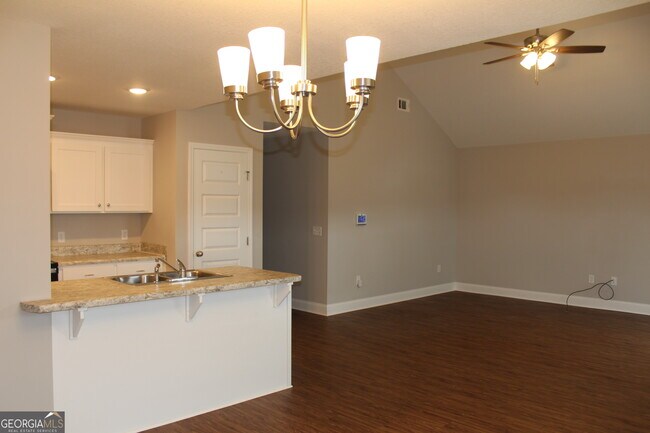 Foto del edificio - 7040 White Pine Ave