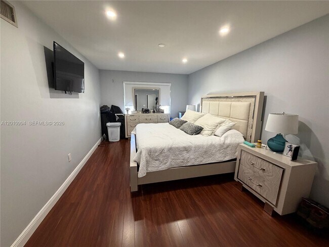 Foto del edificio - 7847 Miller Dr