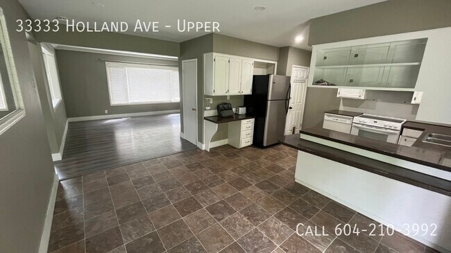 Building Photo - Charming 3 Bedroom Upper