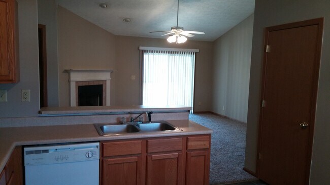 Foto del edificio - Spacious 2-Bed, 2-Bath Duplex with Attached Garage!