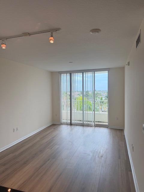 Foto del edificio - 100 NE 6th St