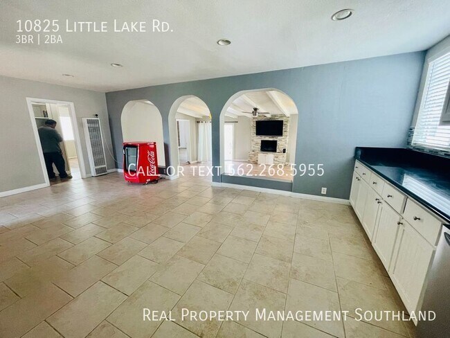 Building Photo - 3 Bedroom Pool Home Adjacent to Park