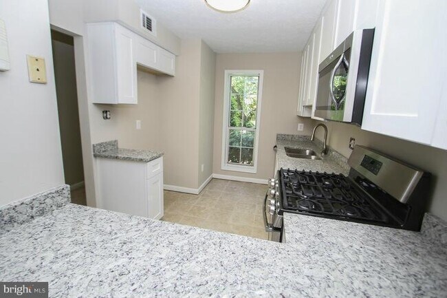 Building Photo - 9999 Oakton Terrace Rd
