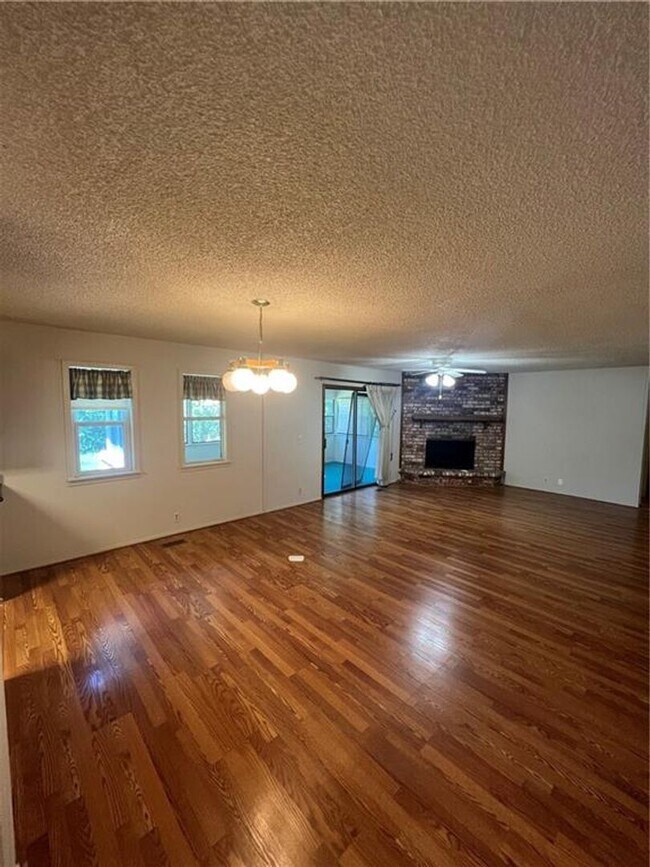 Building Photo - 1205 W Oak St
