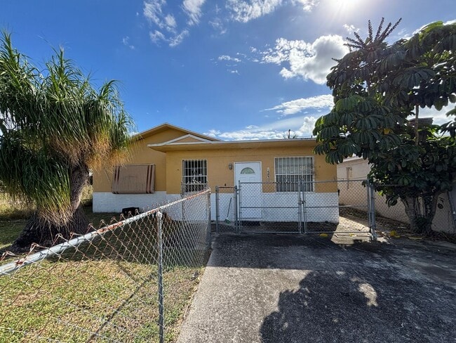 Foto del edificio - 4 Bedroom 1 1/2 Bathroom Single Family House