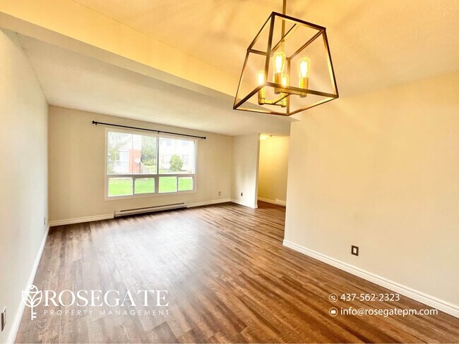 Photo du bâtiment - Spacious 3-Bedroom Townhouse with Finished Basement & Backyard – London