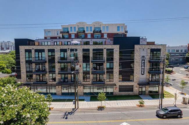 Building Photo - Room in Condo on W Peace St