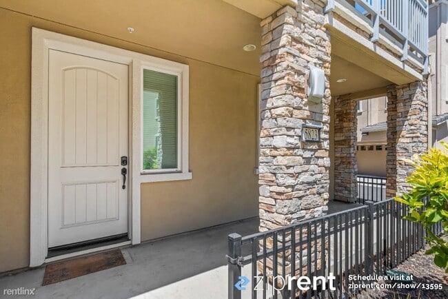 Foto del edificio - 4 br, 3.5 bath Townhome - 5823 Brandon Cou...