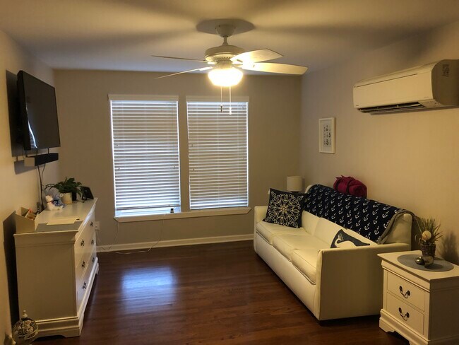 Sala de estar - 1002 11th St